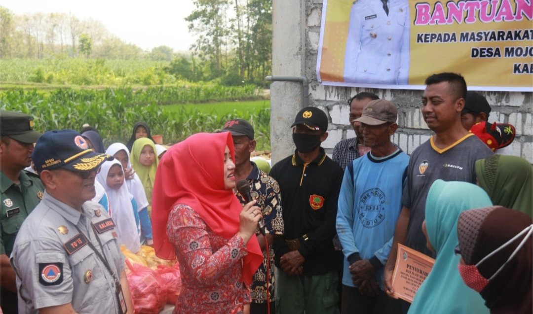 Bupati Ikfina Salurkan Sembako & Material Pada Warga Terdampak Angin Beliung