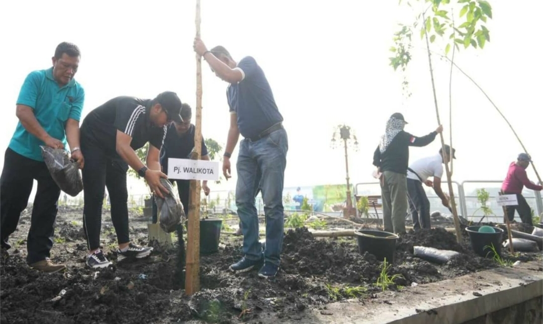 Songsong Hari Sejuta Pohon PJ. Wali Kota dan Pimpinan OPD Tanam Tabebuya