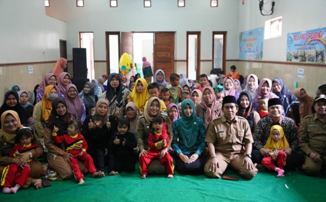 Bupati Ikfina Awali Sukseskan Imun Vaksin Polio Dari Desa Medali – Sooko