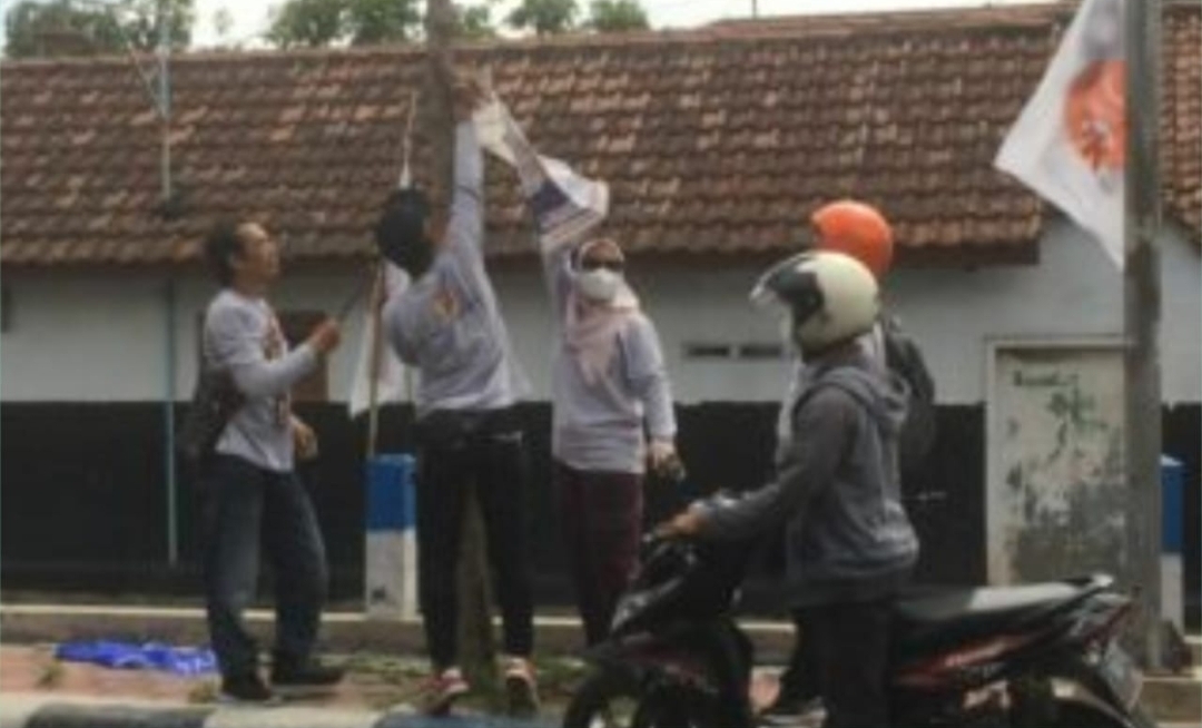 Bawaslu Kota Mojokerto Copot Banner APK di Pohon dan Tiang Listrik