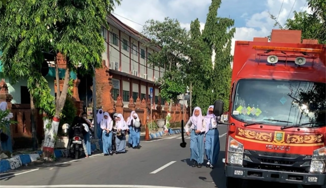 Tingkatkan Partisipasi Pemilih Gen-Z, Diskominfo “Ledang” ke SMA Dengan Mobil Videotron