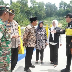 Percepatan Ekonomi Pedesaan Bupati Ikfina Resmikan Jembatan Penghubung Antar Desa