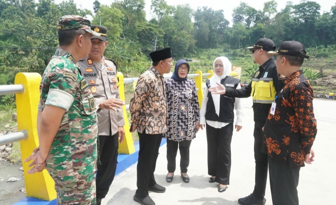 Percepatan Ekonomi Pedesaan Bupati Ikfina Resmikan Jembatan Penghubung Antar Desa