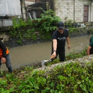 Cegah Banjir Pj. Walikota Bersama PKK dan Warga Gotong Royong Bersihkan Lingkungan