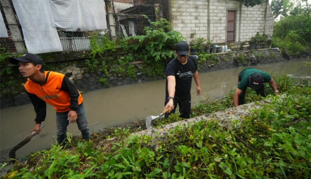 Cegah Banjir Pj. Walikota Bersama PKK dan Warga Gotong Royong Bersihkan Lingkungan