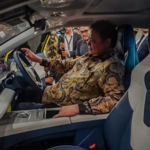 Menko Airlangga Dorong Produksi Electric Vehicle yang Kompetitif