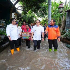 Tinjau Banjir di Mojokerto, Pj. Gubernur Adhy Jamin Kebutuhan Dasar Korban Bencana