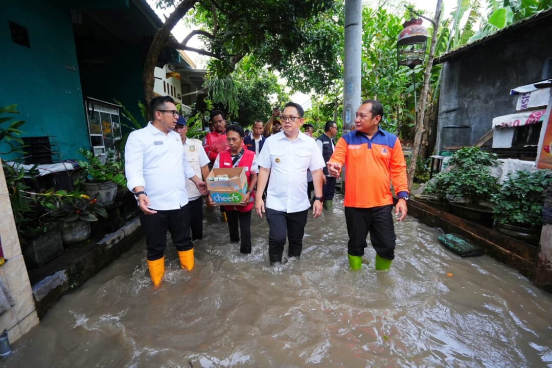 Tinjau Banjir di Mojokerto, Pj. Gubernur Adhy Jamin Kebutuhan Dasar Korban Bencana