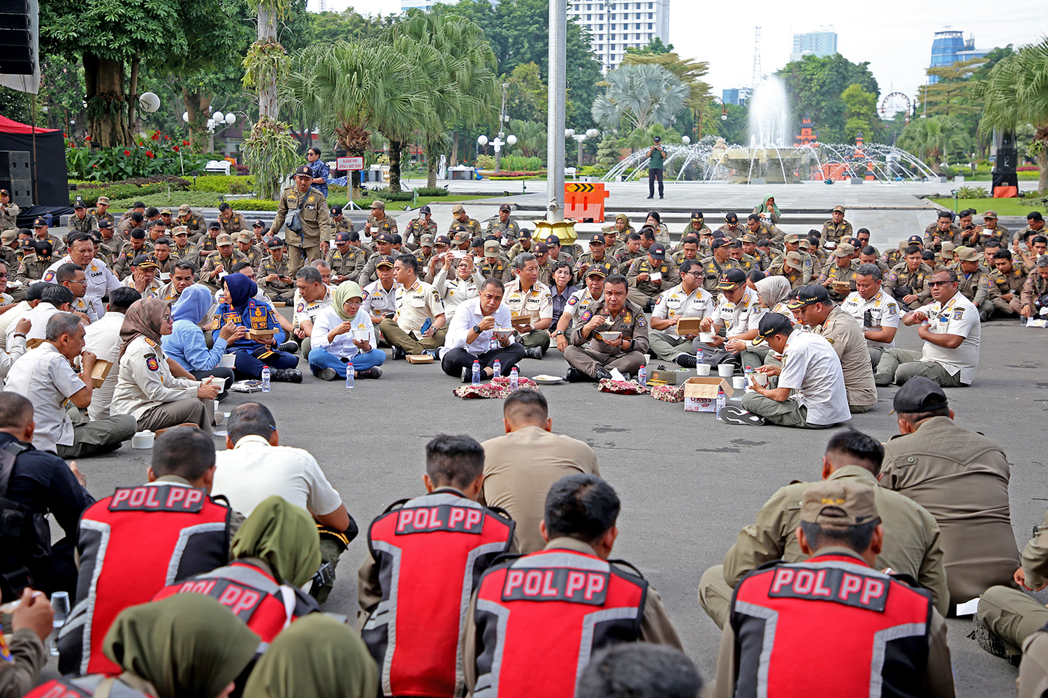 Wali Kota Rayakan HUT Satpol PP dan Damkar sambil Lesehan di Halaman Balai Kota