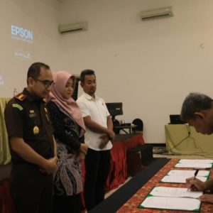 Percepat Pembangunan Strategis, Bupati Ikfina Lakukan Penandatanganan Pakta Integritas