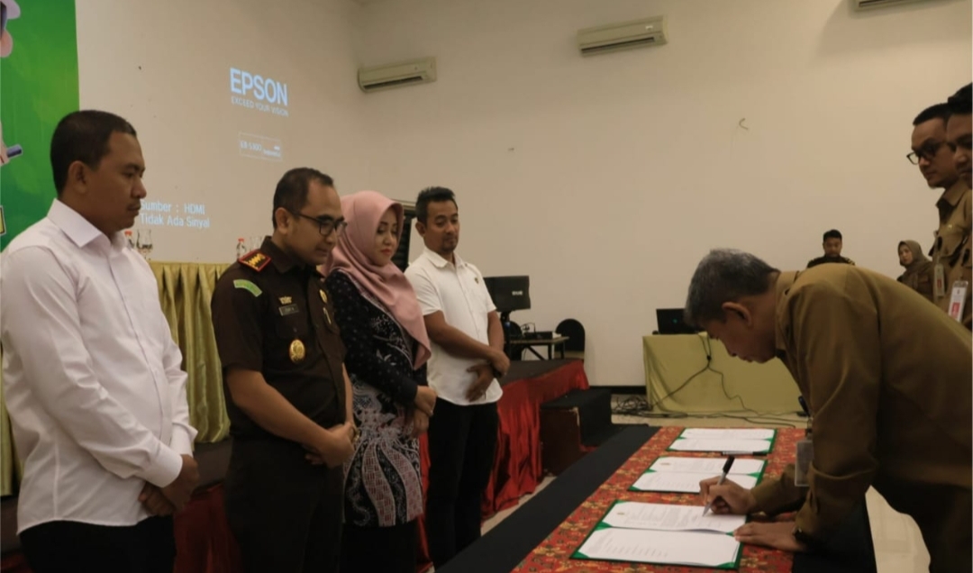 Percepat Pembangunan Strategis, Bupati Ikfina Lakukan Penandatanganan Pakta Integritas