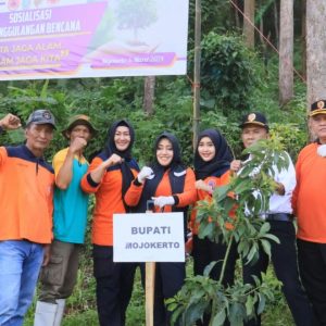 Gandeng BPBD Jatim Bupati Ikfina Gelar Baksos Tanam 1.000 Pohon Produktif