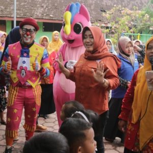 Pasca Banjir di Mojokerto: Bupati Ikfina Beri Trauma Healing Kepada Anak-anak