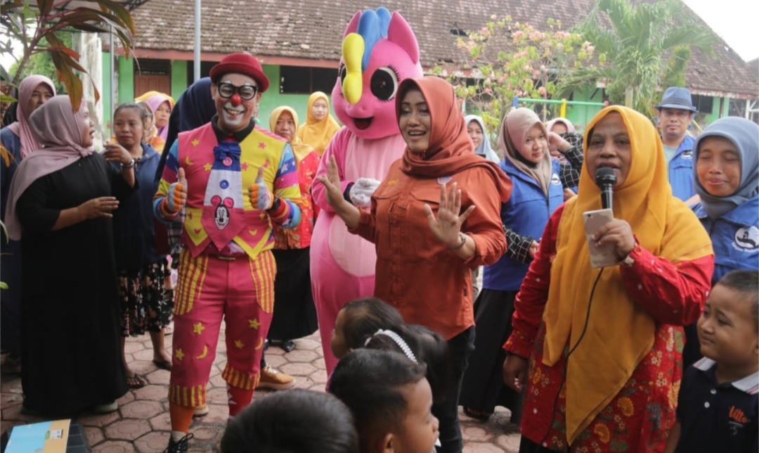 Pasca Banjir di Mojokerto: Bupati Ikfina Beri Trauma Healing Kepada Anak-anak