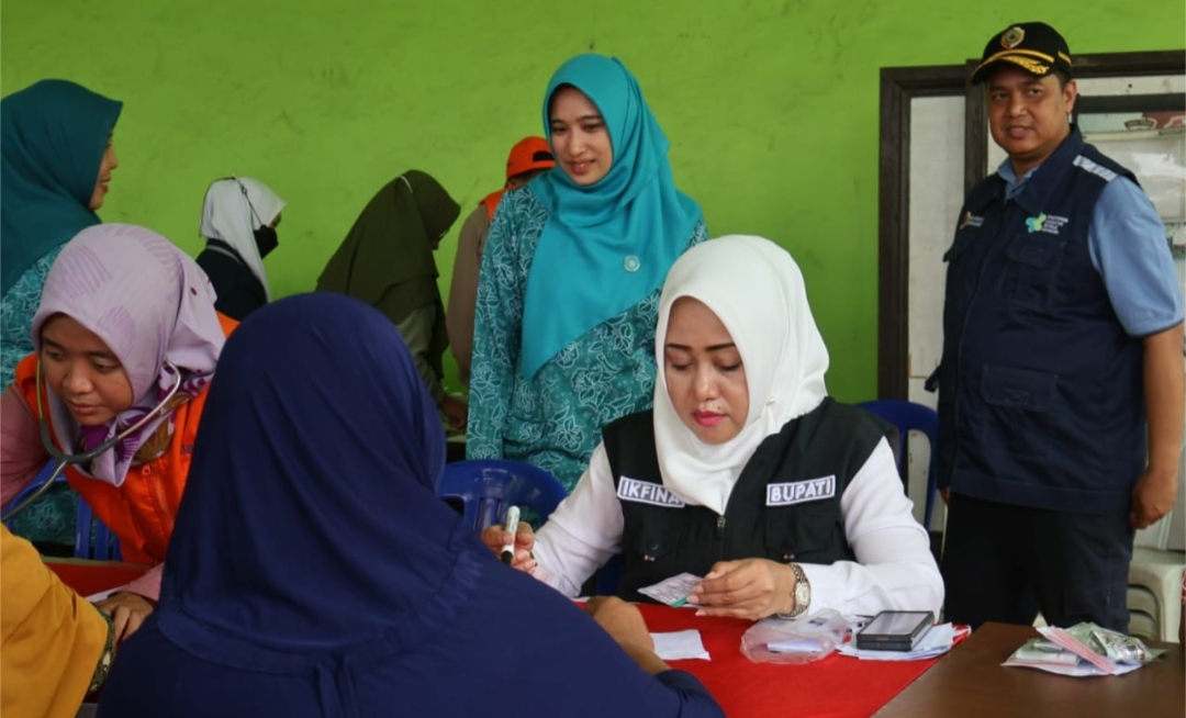 Bupati Ikfina Gelar Posko Kesehatan Darurat bagi Warga Terdampak Banjir