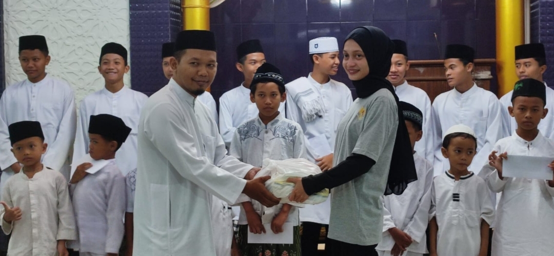 Relawan Suket Teki Nusantara Salurkan Bantuan dan Gelar Buka Bersama Santri