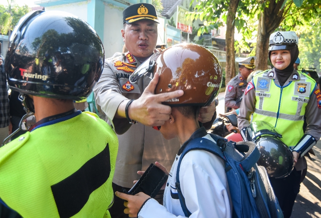 Polresta Banyuwangi Bagikan Ratusan Helm Pada Murid Sekolah Dasar Guna Tingkatkan Keselamatan Anak di Jalan Raya