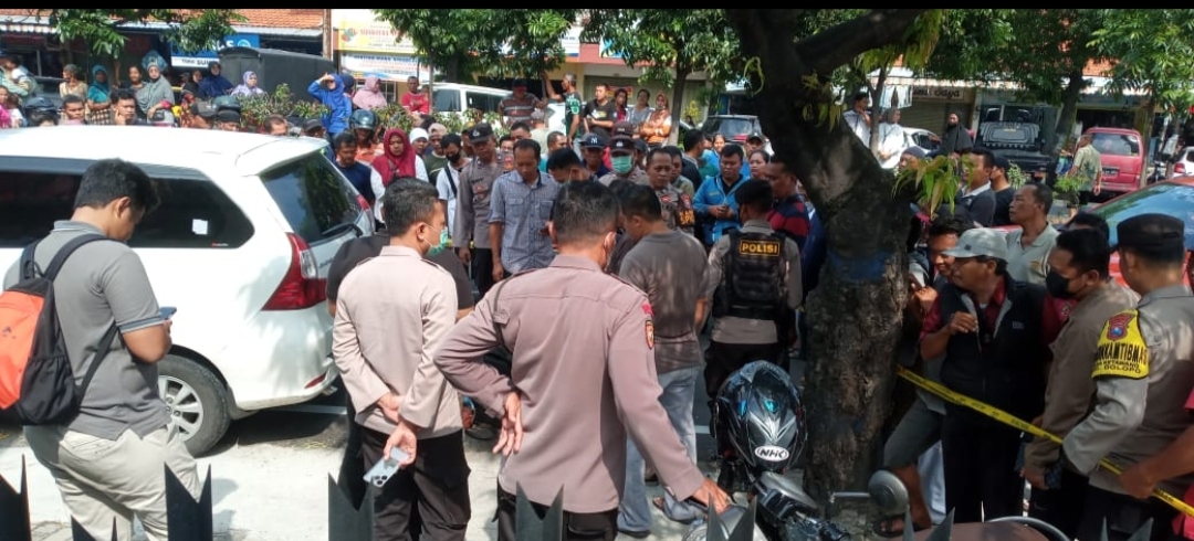 Masyarakat Madiun Geger, Ada Mayat Dalam Mobil Parkir di Depan Pasar Dolopo