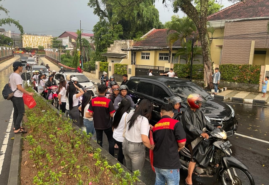 THM Tutup , Para Pemandu Lagu Bagi – Bagi Takjil di Alon Alon Magetan