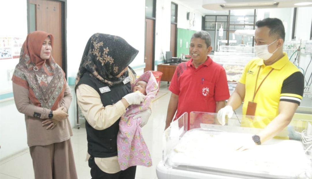 Bupati Mojokerto Jenguk Bayi Terlantar di RSUD Mojosari