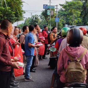 Mahasiswa RPL Sarjana Membangun Desa Prodi AP Umsida Gelar Aksi Bagi Takjil