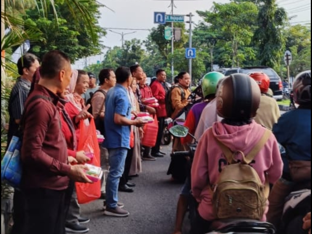 Mahasiswa RPL Sarjana Membangun Desa Prodi AP Umsida Gelar Aksi Bagi Takjil