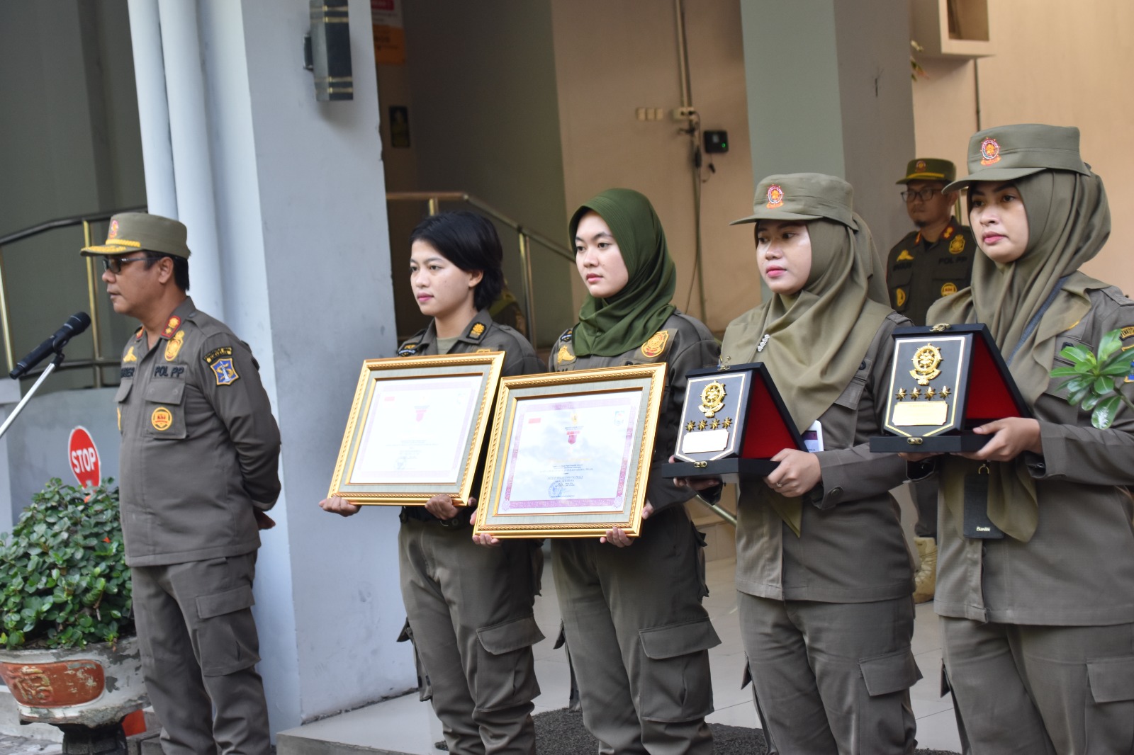 Wali Kota dan Satpol PP Surabaya Terima Penghargaan Kemendagri