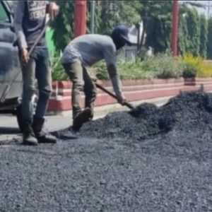 Pastikan Jalan Raya Nyaman Jelang Lebaran, Dinas PUPR Kota Mojokerto Perbaiki Jalan