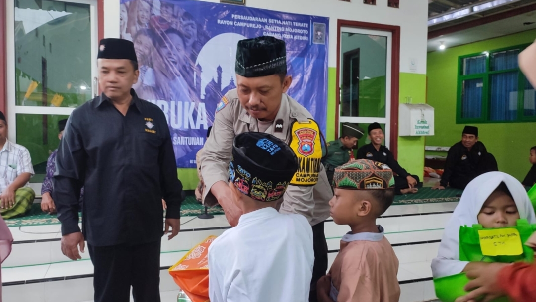 Pendekar PSHT Kota Kediri Berbagi Kebahagian Bersama Masyarakat di Bulan Ramadan