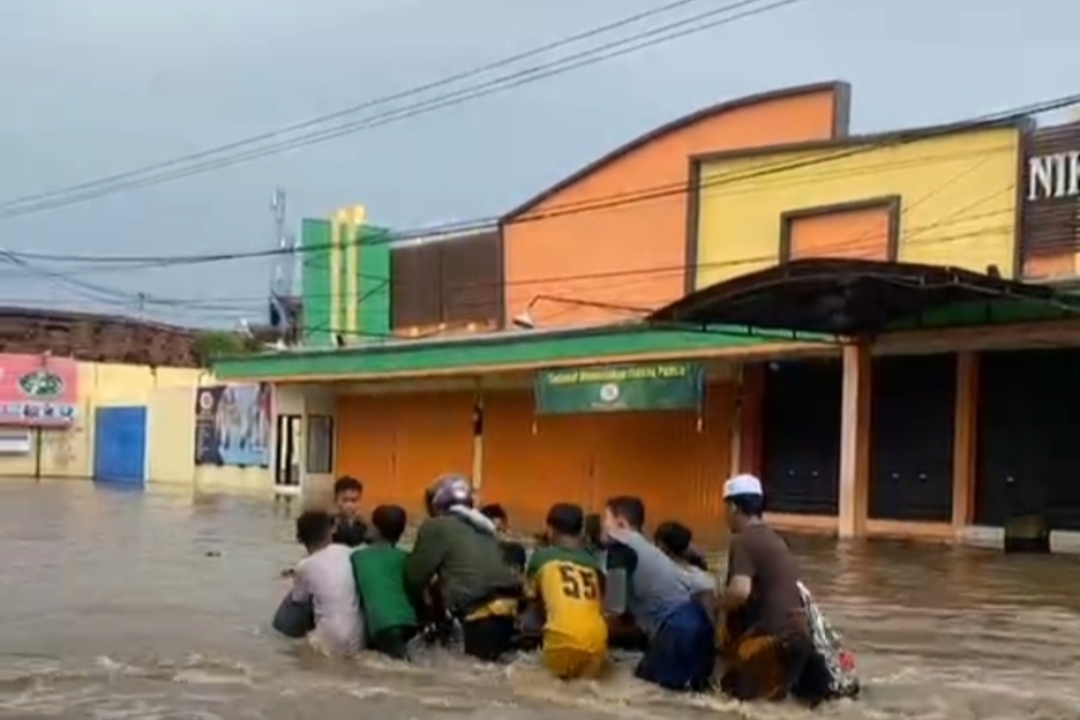 Hujan Deras, Bikin Jalan Raya Kraton Terendam Air Setinggi 50cm