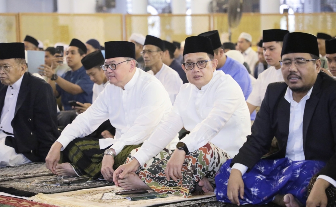 Sholat Idul Fitri di Mas Surabaya,  Pj. Gubernur:  Bersyukur Situasi Jatim Aman, Nyaman Terjaga