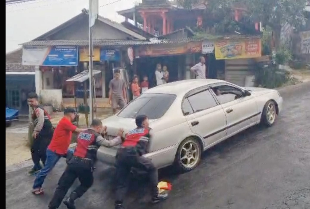 Polres Magetan turunkan pasukan DROGBAN Di Tanjakan Sarangan-Cemoro Sewu