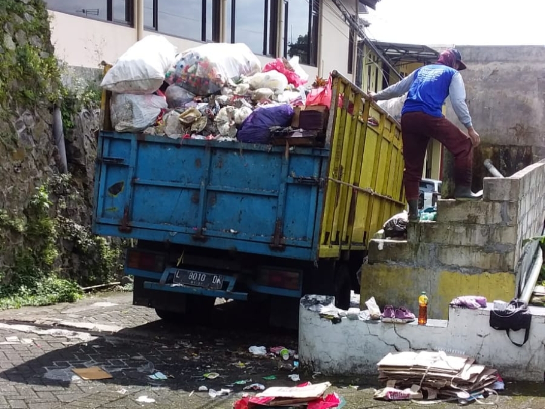 Pasca Lebaran Sampah Di TPS Meluber, DLH Kerahkan Tim Reaksi Cepat