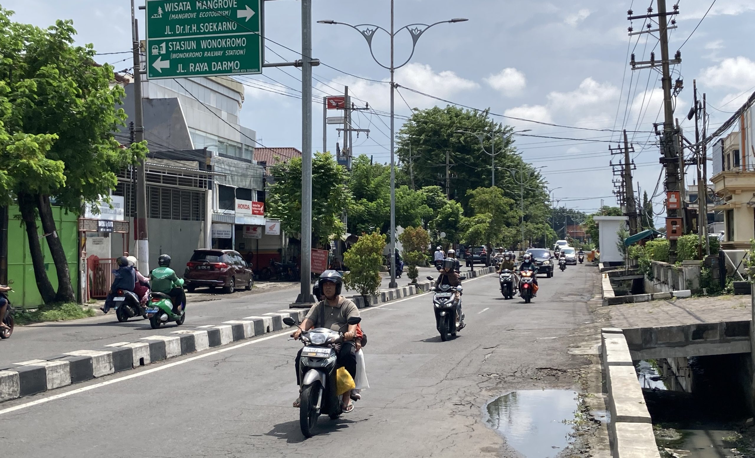 Awal Mei, Betonisasi Jalan Raya Kedung Baruk-Kalirungkut Mulai Digarap