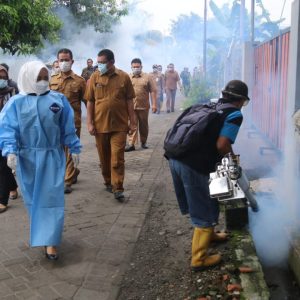 Cegah Demam Berdarah, Bupati Ikfina dan Kadinkes Lakukan Fogging Serempak