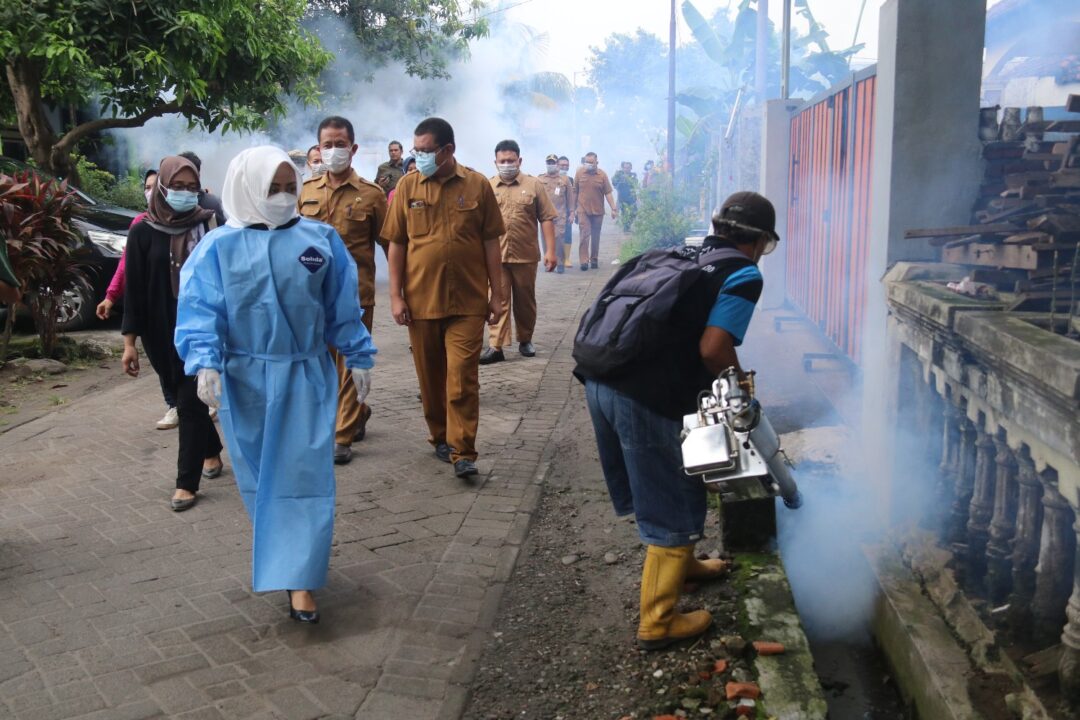 Cegah Demam Berdarah, Bupati Ikfina dan Kadinkes Lakukan Fogging Serempak