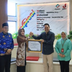 Kembangkan IKM/UMKM, Bupati Mojokerto Beri Penghargaan Bank Jatim 