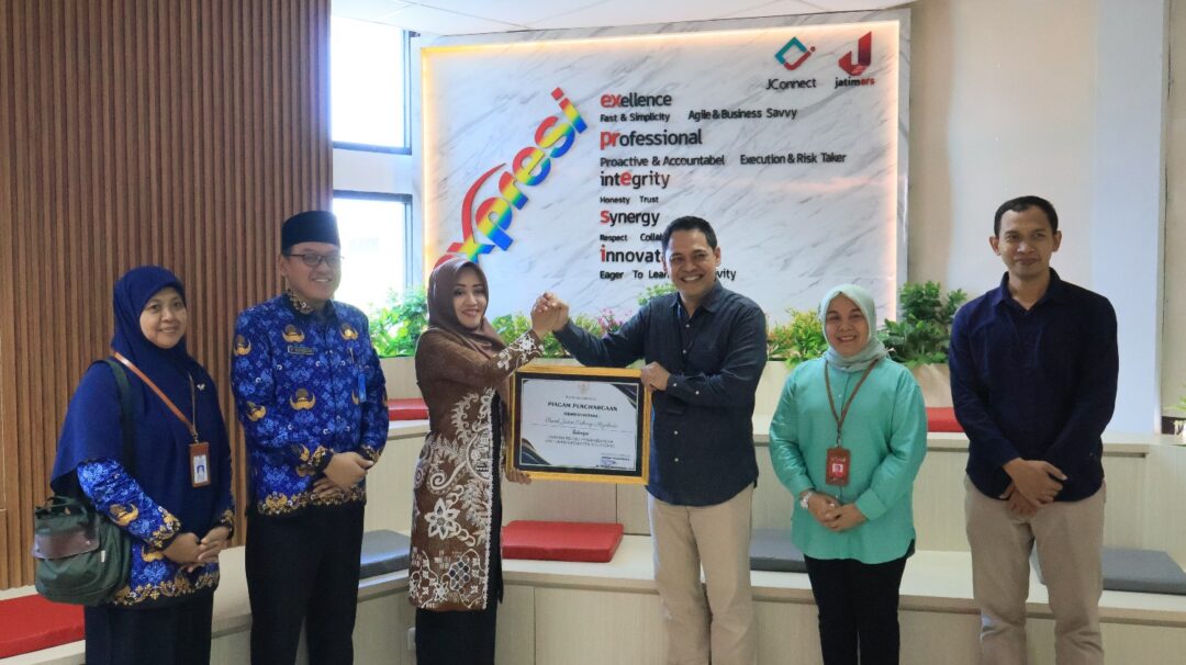 Kembangkan IKM/UMKM, Bupati Mojokerto Beri Penghargaan Bank Jatim 