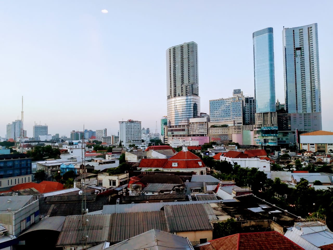 View Tunjungan Plaza & Kota Surabaya di pagi hari dari Hotel Platinum (2024)