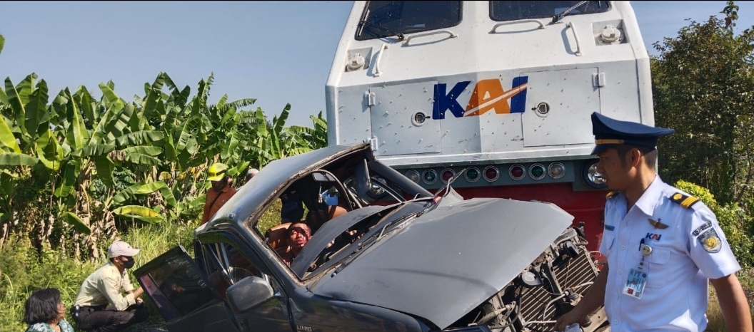 Tak Melihat Kereta Api Lewat, Rombongan Kyai & Bu Nyai Sidogiri Tertabrak KA Pandalungan