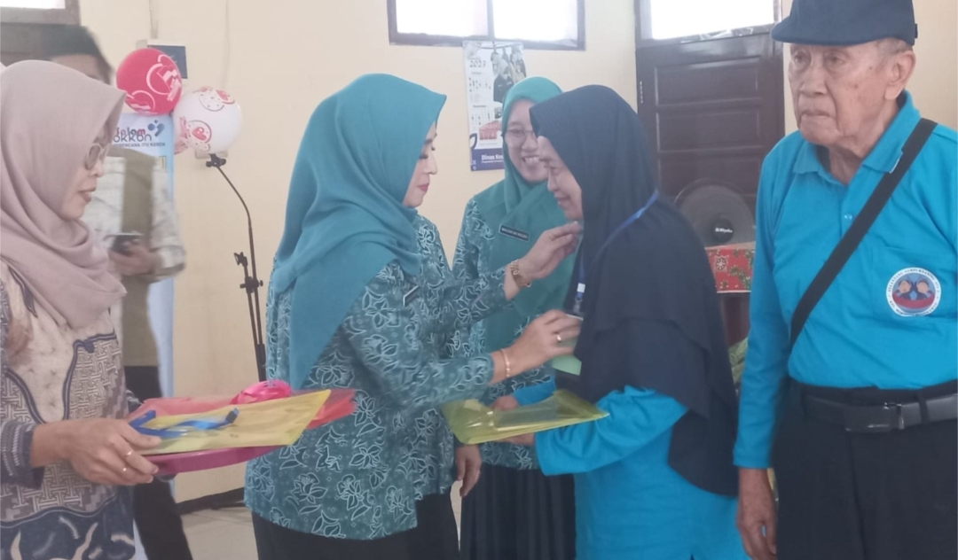 Sekolah Orang Tua Hebat dan Sekolah Lansia Tangguh di Mojokerto