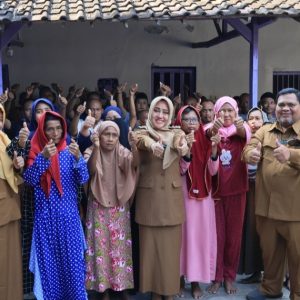 Bupati Ikfina Bersama Dierektur RSUD R.A. Basoeni Gelar Baksos di Ponpes 99