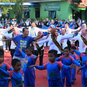 Bupati Mojokerto Ikfina Kenalkan Anak anak TK dengan Nakes