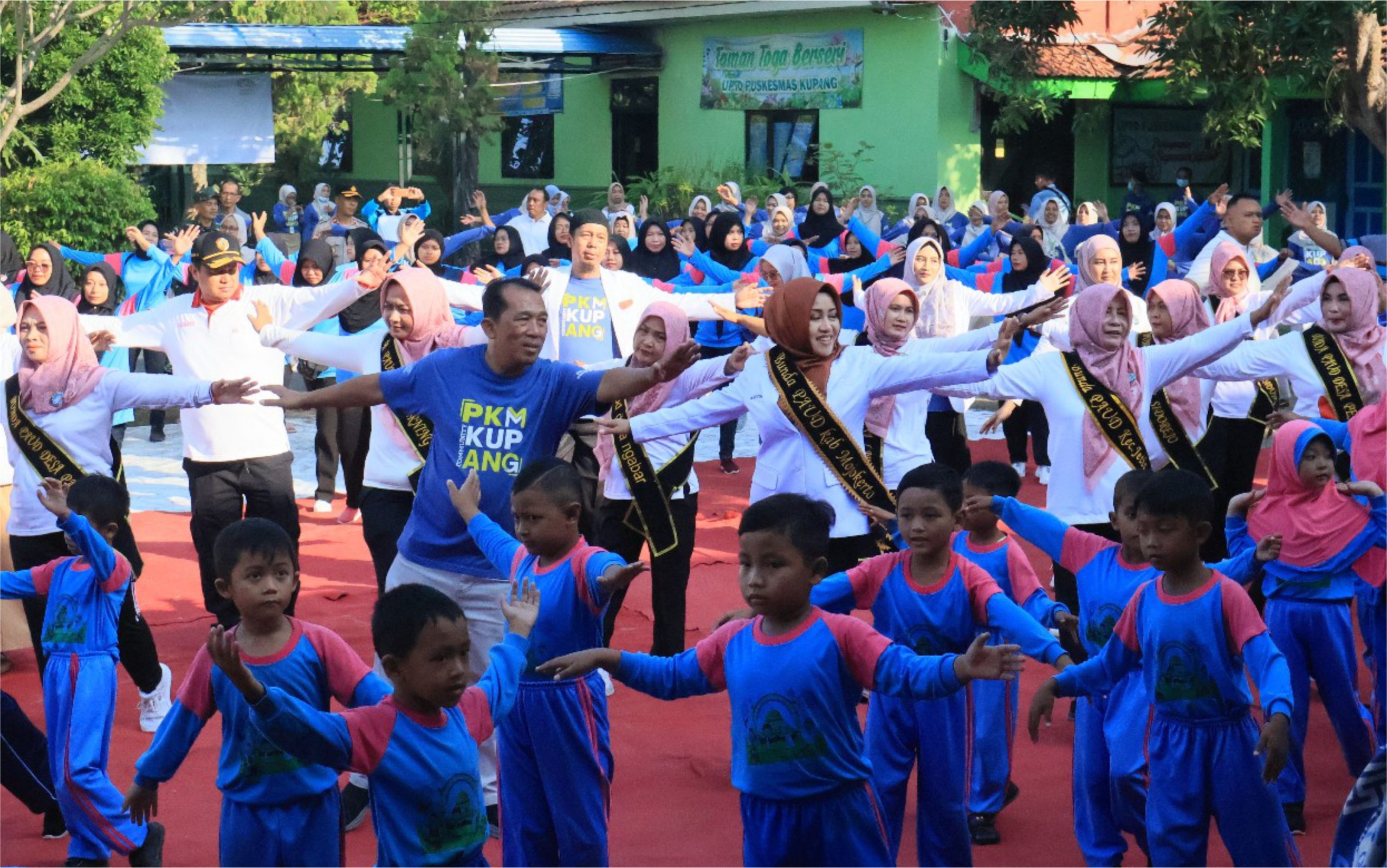 Bupati Mojokerto Ikfina Kenalkan Anak anak TK dengan Nakes