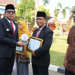 Peringatan Harkitnas, Pj. Wali Kota Serahkan Penghargaan untuk Sekolah & RW Berprestasi