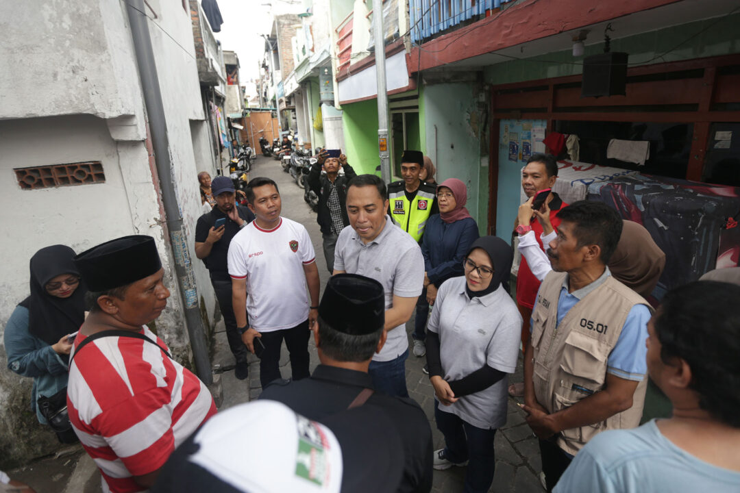 Eri Cek Pemasangan PJU di Tanjung Perak, Pastikan Semua Kampung dapat Penerangan