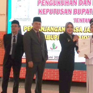 Bupati Ikfina Serahkan SK Jabatan Kades 8 Tahun