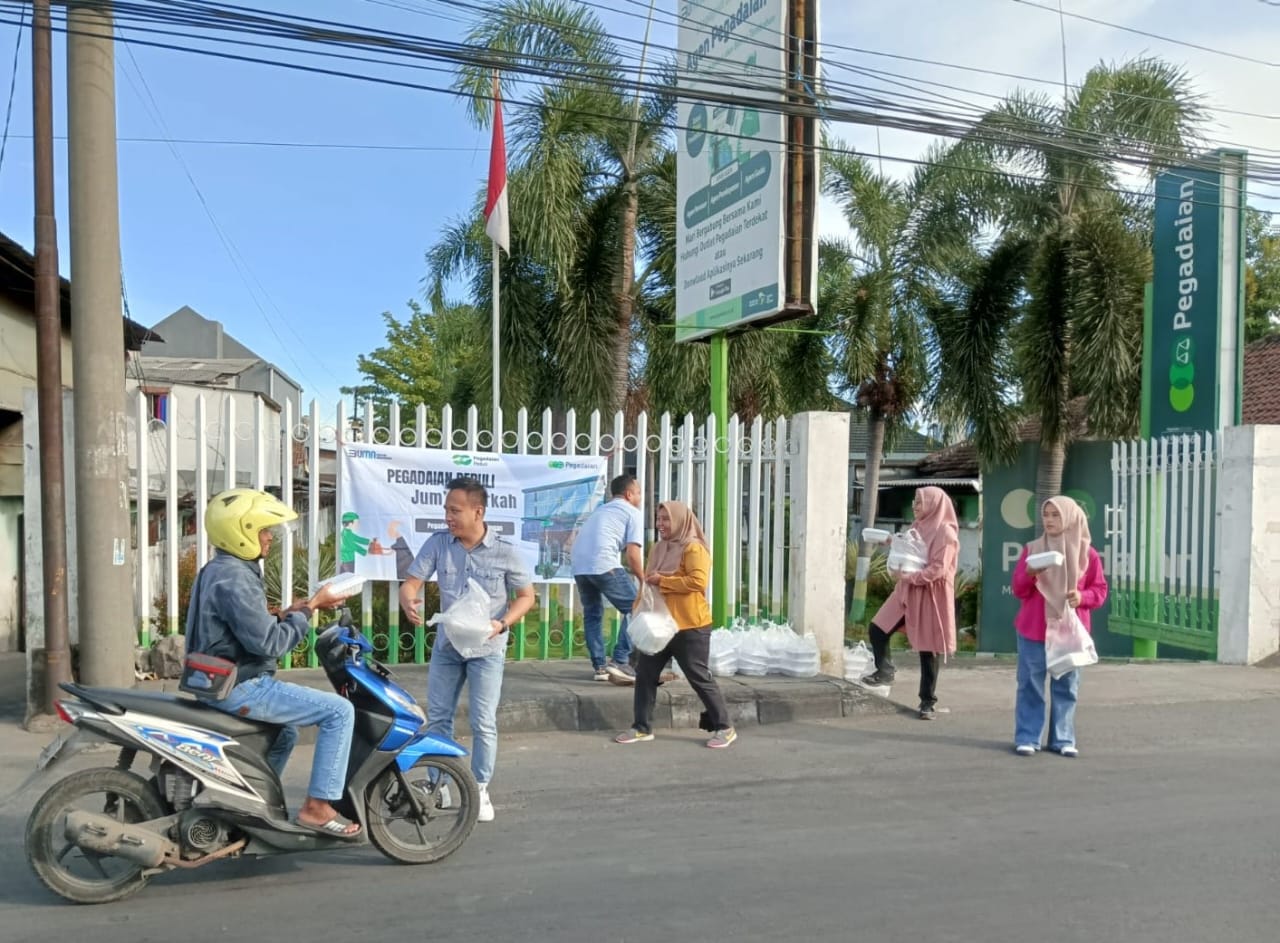 Jumat Berkah Pegadaian Kanwil XII, Bagikan Ribuan Makanan Siap Saji Kepada Masyarakat