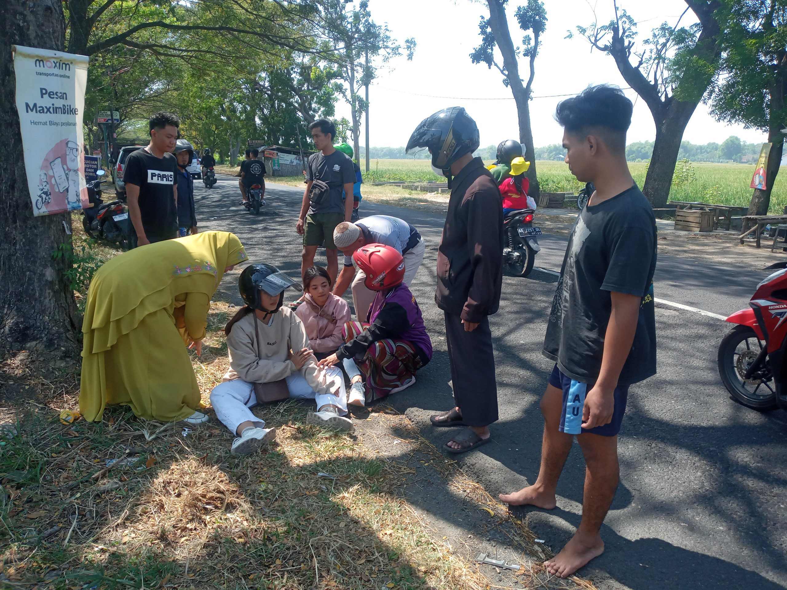 Kurang Hati-hati, Dua Cewek Boncengan Motor Tabrak Bokong Minibus