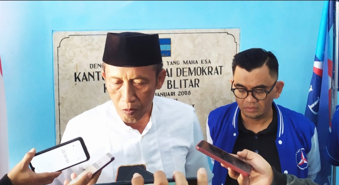 Kader PDIP Muharram Sulistiono Kembalikan Formulir Bacakada Blitar ke Demokrat